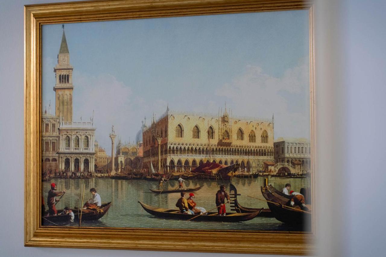 Loving In Venice, 5 Stars Eksteriør bilde