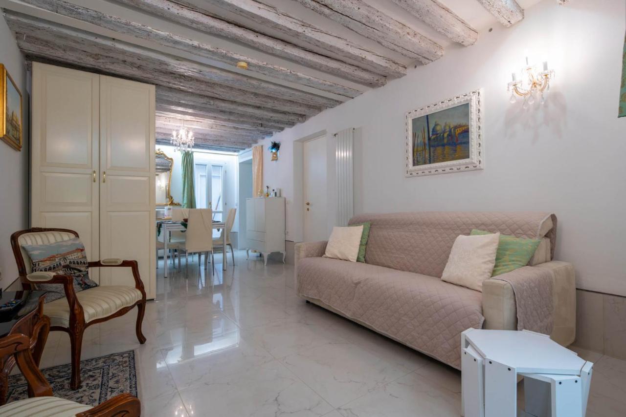 Loving In Venice, 5 Stars Eksteriør bilde